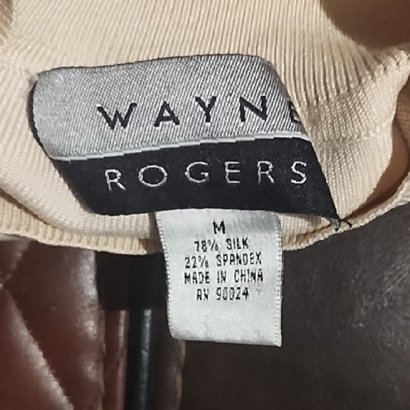 Chic Sleeveless Turtleneck Top in Cream and Black - Picture 3 of 3